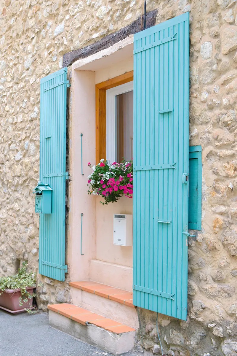 Fabrication et pose de volets battants sur-mesure
