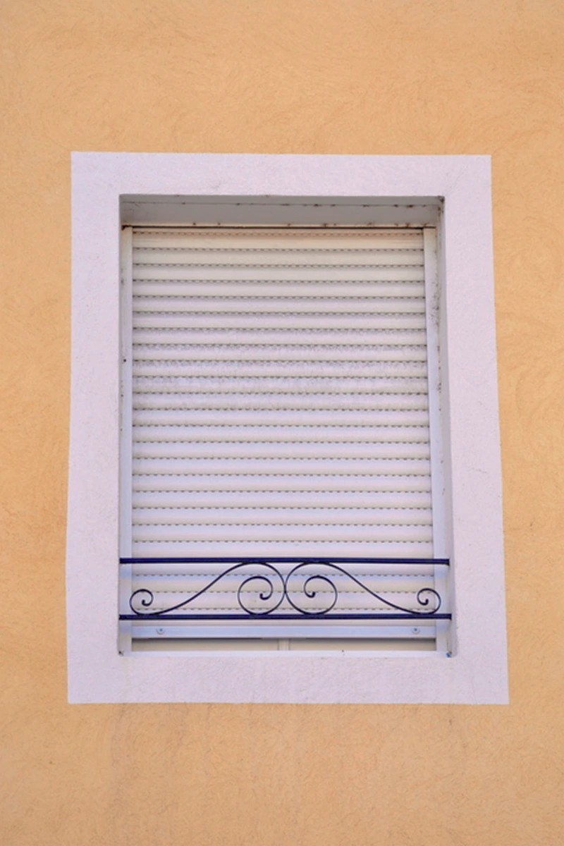 Fabrication et installation de volets roulants sur mesure
